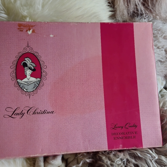 Lady Cristina set of Yellow Linen Tablecloth and 4 Napkins - Picture 10 of 13